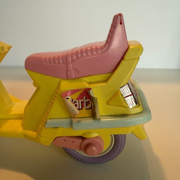 Vintage Mattel 1989 Arco Barbie Pink & Yellow Scooter- BROKEN ITEM, NEEDS REPAIR - Picture 3 of 8